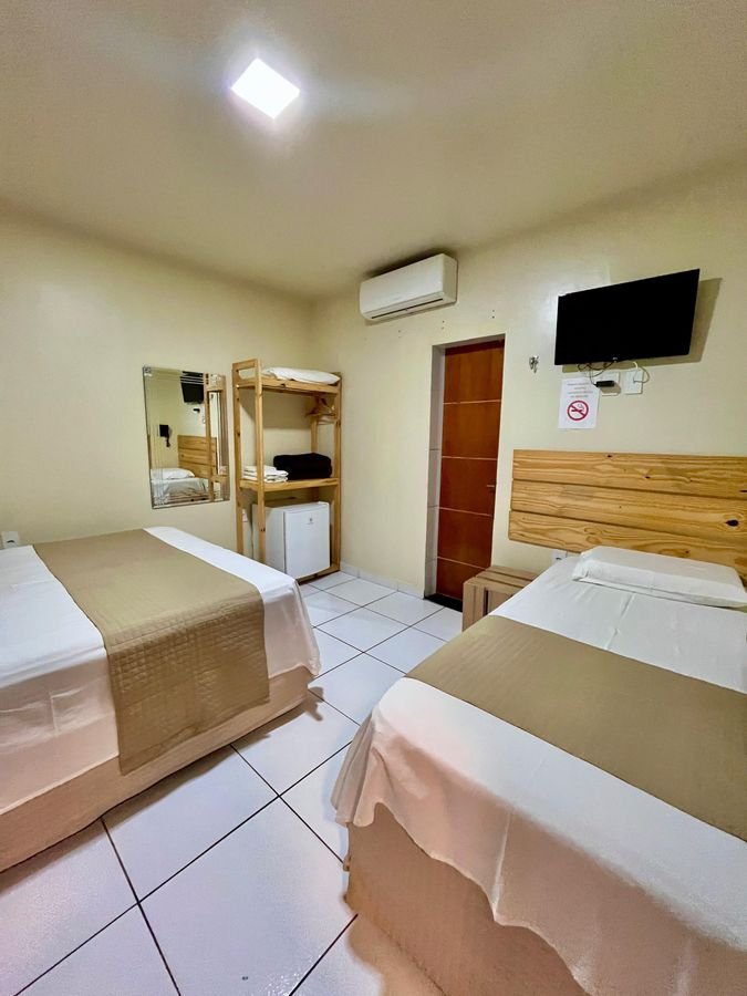 Quarto com cama de casal e de solteiro